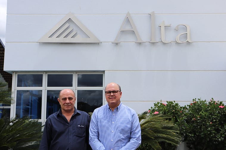 À esquerda, o diretor da Alta no Brasil, Heverardo de Carvalho ladeado pelo presidente da Antelliq para a América Latina, grupo ao qual pertence a Allflex, Alexandre Alves.