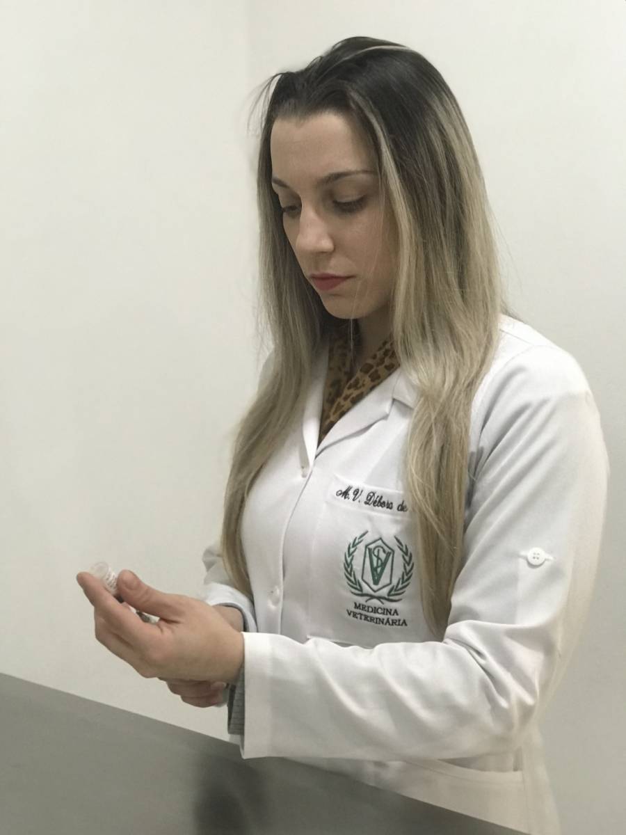 cuidando da saúde de seu Pet, Dra. Débora de Souza, clínica geral do Hospital Veterinário Taquaral, em atendimento